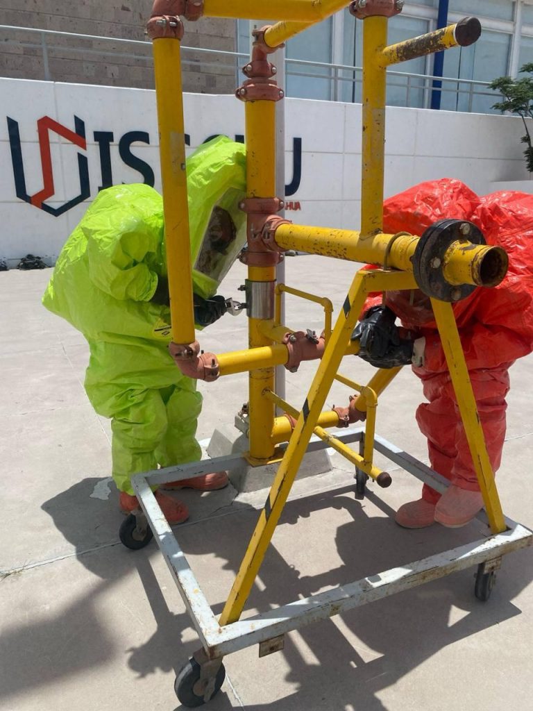 Instruyen a cadetes de Bomberos en manejo de materiales peligrosos