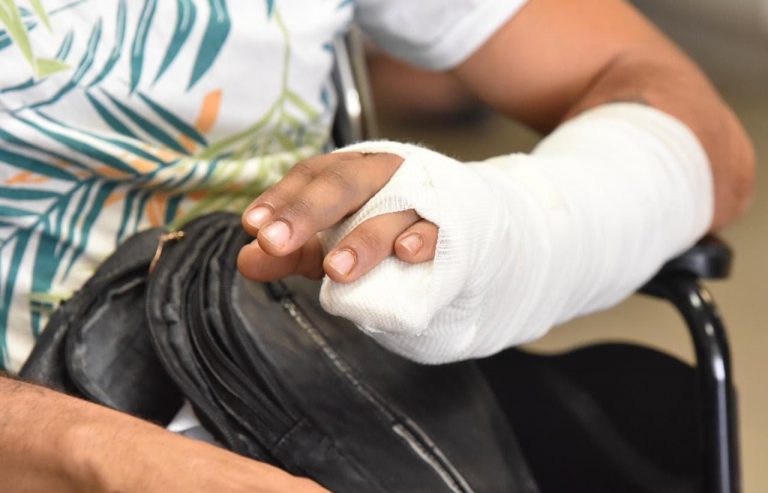 Recibe artesano juarense atención médica gratuita tras fractura en mano