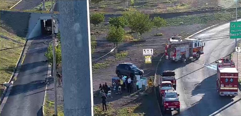 Luego de siete horas liberan bomberos pipa atascada en puente de la Homero
