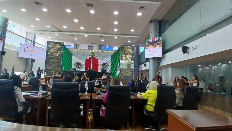 Presente CEDH en Primer Parlamento de Mujeres