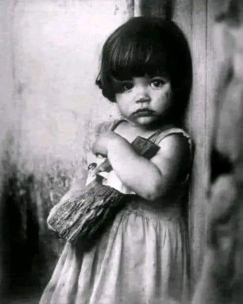 Conmueve la historia de la fotografía de la niña de muñeca de palo