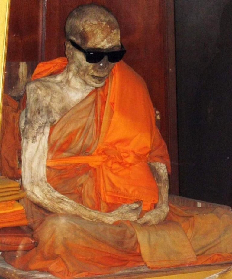 Practican monjes auto-momificación