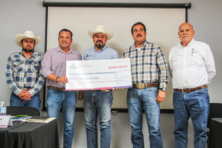 Entrega SDR apoyos por cerca de 3 mdp a lecheros de Delicias