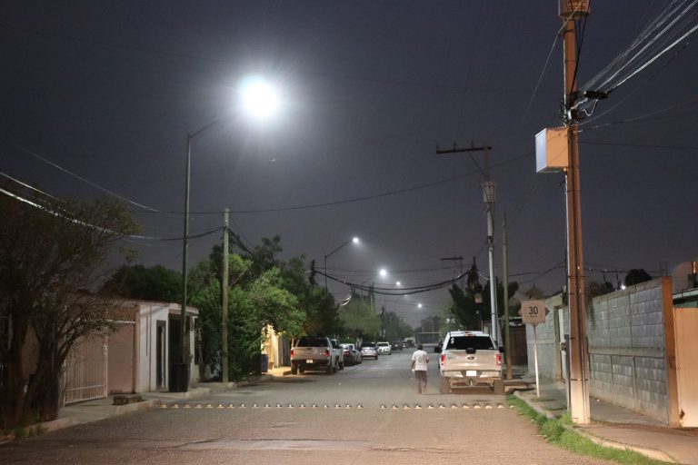 Ilumina Municipio con nuevas lámparas LED las tres etapas del fraccionamiento Galeras