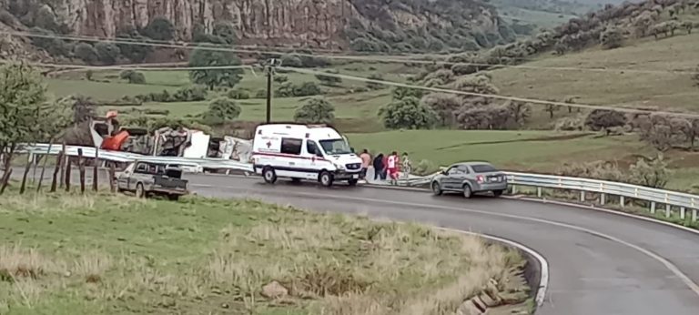 Alerta CEPC tras volcadura de tráiler con asfalto en la Curva de San Pedro 