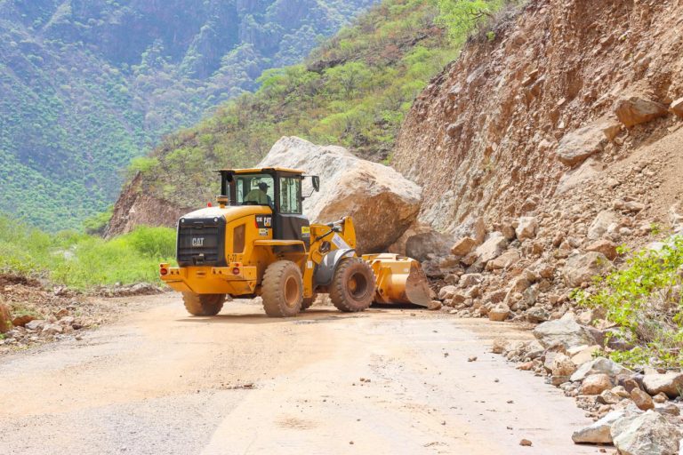 Abre Estado un carril en la carretera Samachique-Batopilas tras deslave de cerros