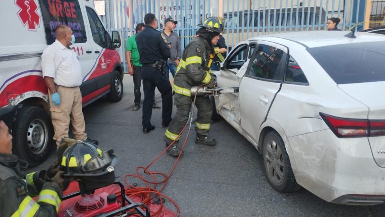 Mediante acciones de extricación, liberaron a mujer atrapada en auto impactado