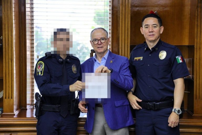 Entrega Alcalde bonos a policías municipales en reconocimiento a detenciones importantes