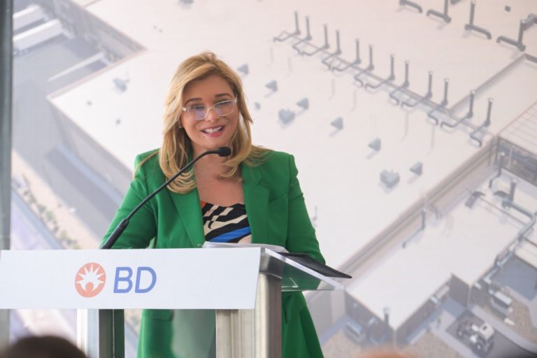 Coloca Maru Campos primera piedra de la nueva planta de la empresa Becton Dickinson en Ciudad Juárez