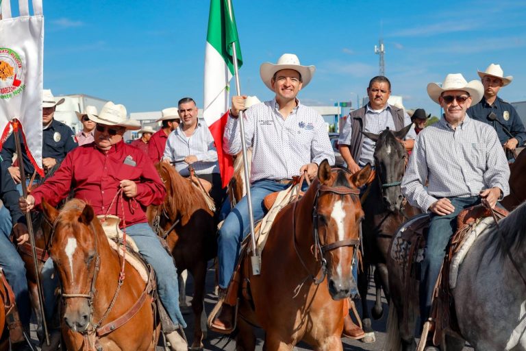Recibe Alcalde a Cabalgata Villista en entrada de Chihuahua