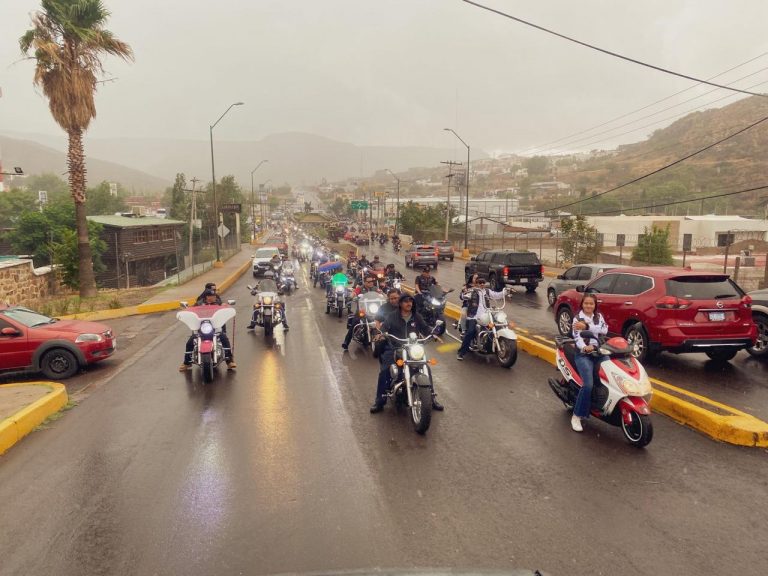 Ni la lluvia impidió el desfile de la Concentración Motociclista en Parral