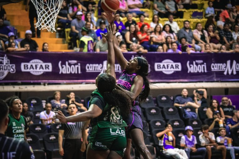 Adelitas da golpe demoledor