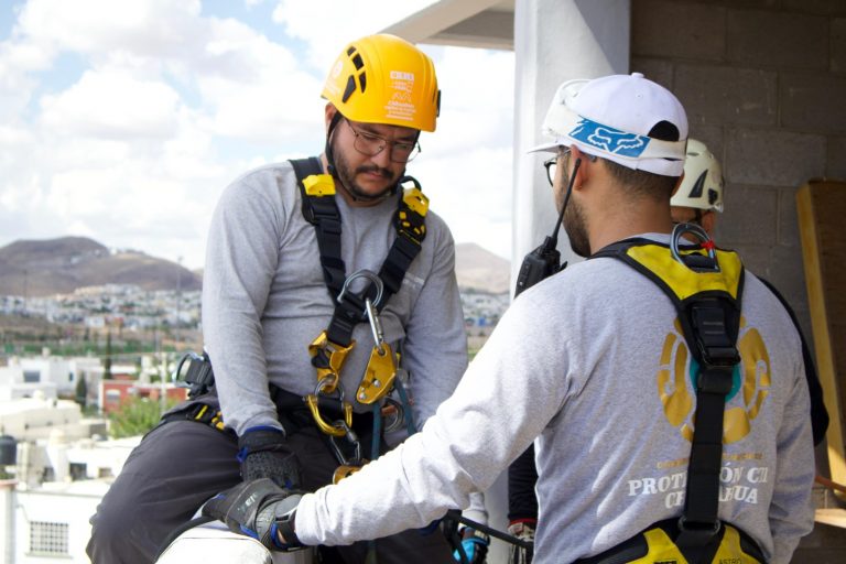 Capacitan a elementos de Protección Civil Municipal en mecanismo de rescate vertical