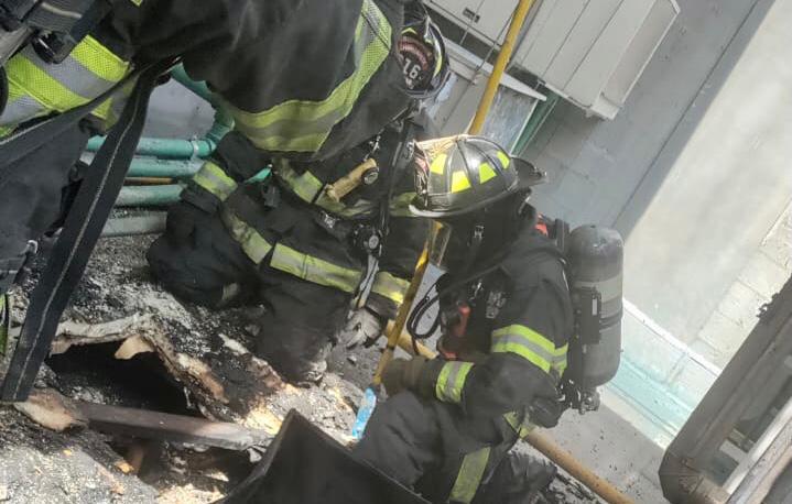 Controlan bomberos incendio en restaurante de Distrito 1