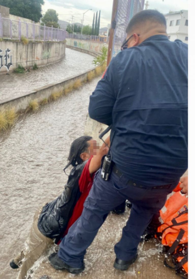 Policías municipales rescatan a dos personas que fueron arrastradas por la corriente de arroyos