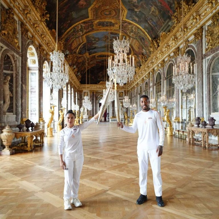 Salma Hayek lleva la antorcha Olímpica por el Palacio de Versalles