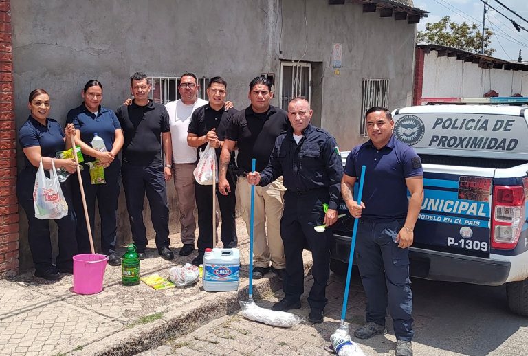 Apoyan policías municipales a restaurar vivienda de persona con problemas de salud