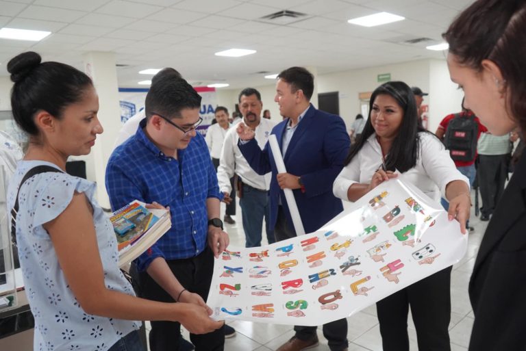 Recibe Grupos Vulnerables donación de libros didácticos para niñas, niños y jóvenes con discapacidad