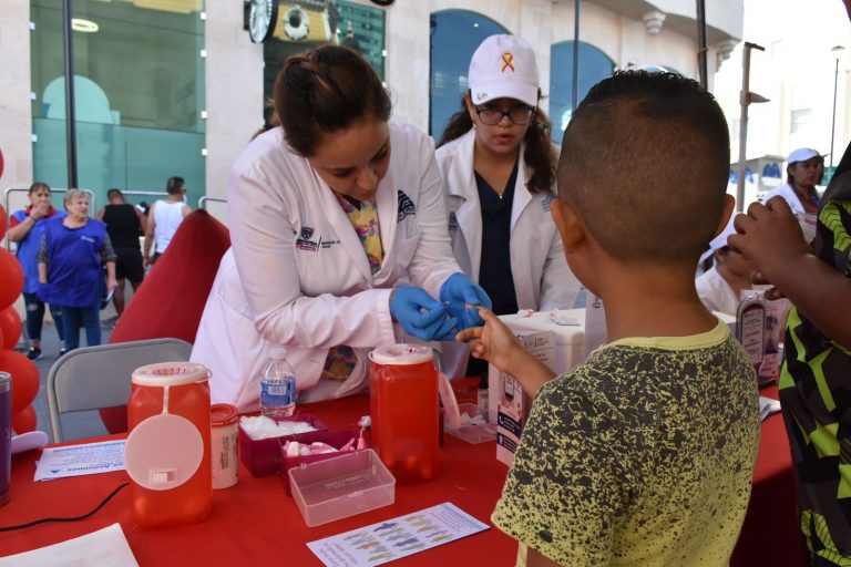 Realiza Gobierno del Estado Feria de Salud en la Plaza de Armas