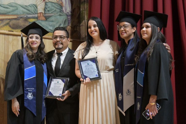 Se gradúan 44 estudiantes de programas nivelatorios de Enfermería