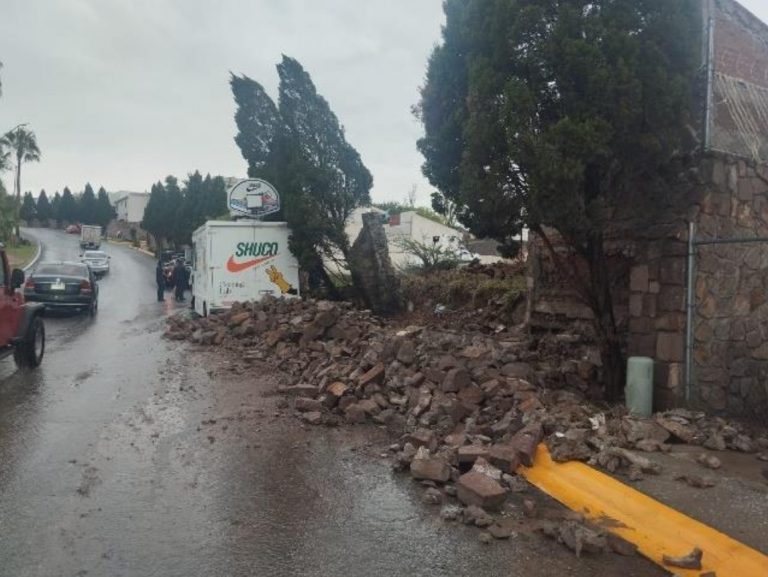 Inundaciones, arrastre de vehículos y más atiende Municipio esta tarde por lluvias