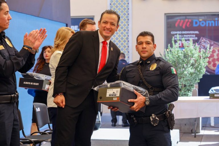 Entrega alcalde Bonilla nuevos uniformes a policías, bomberos y agentes de detención