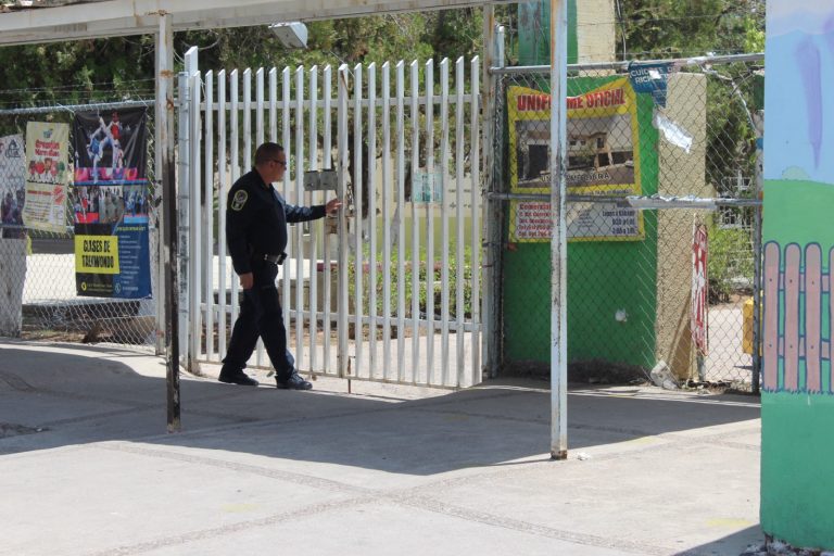 Por temporada vacacional, policías municipales vigilan planteles educativos para evitar robos