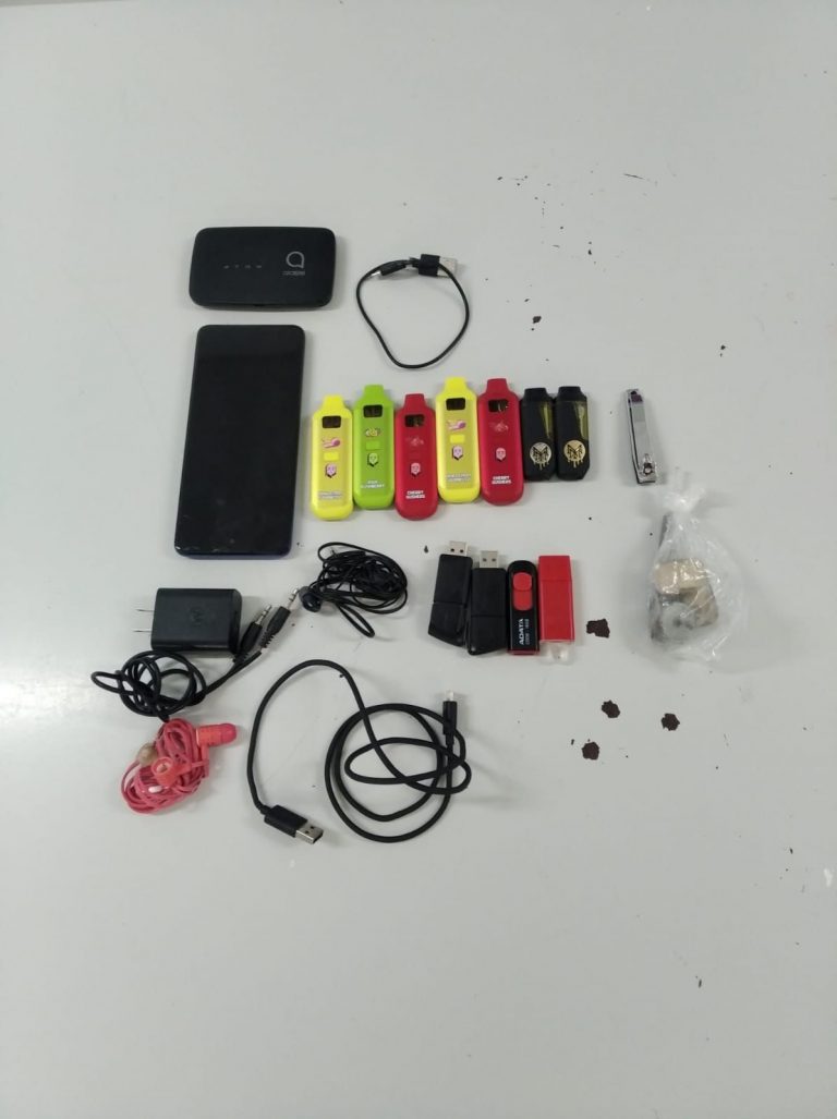 Asegura SSPE droga y artículos electrónicos al exterior del Cereso número 3 en Ciudad Juárez