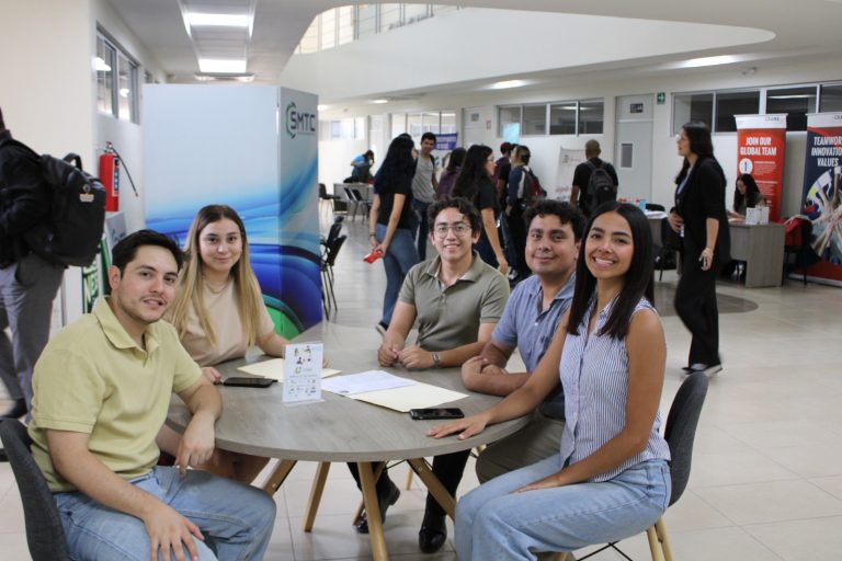 Participan 20 empresas en Feria de Estadías de la UPCH