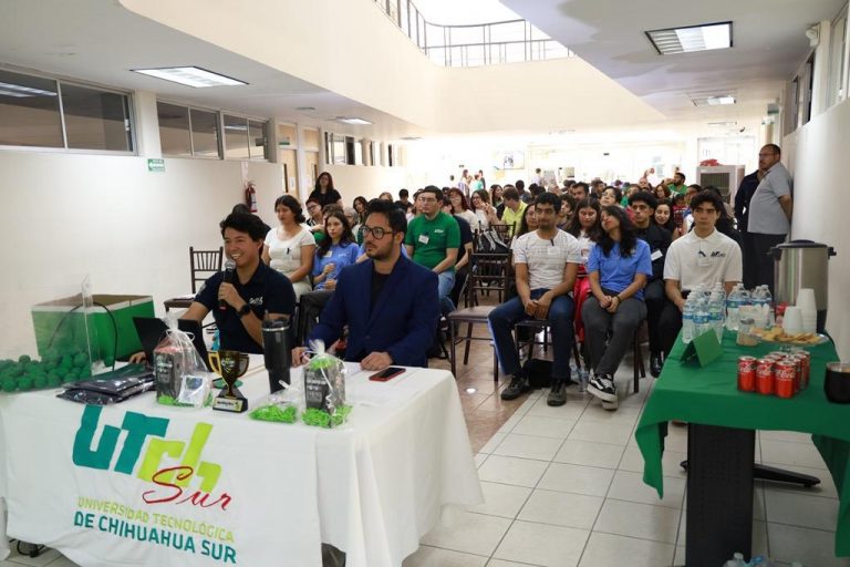 Demuestran universitarios su talento en el idioma inglés en concurso Spelling Bee
