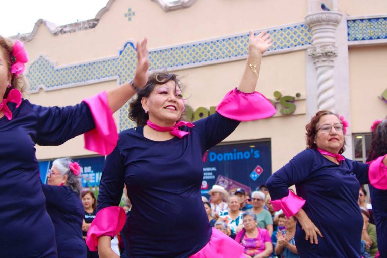 Abuelos demostraron su pasión y talento por el baile en la Plaza de Armas