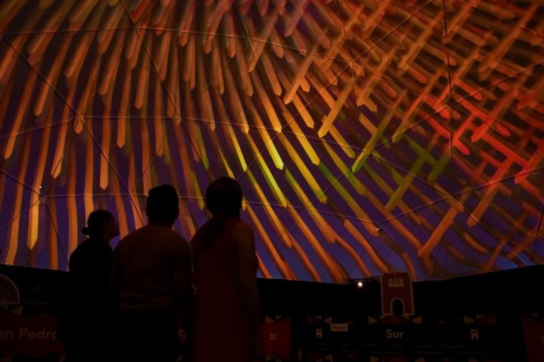 Cautiva a los chihuahuenses el Domo Inmersivo en la Plaza de la Grandeza