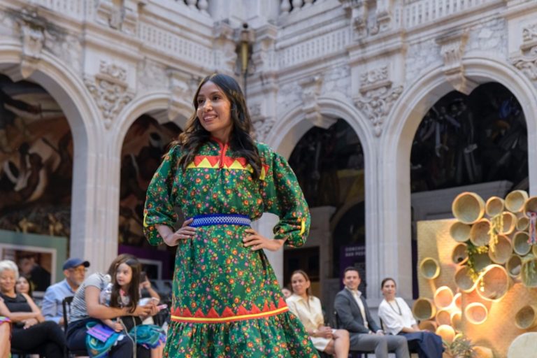 Engalana Palacio de Gobierno talento de artesanas rarámuri con la pasarela de ropas tradicionales “Umugí Sumí”