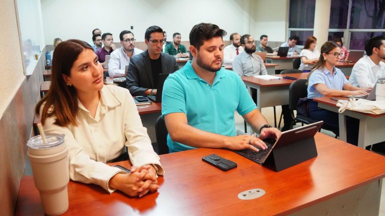Inicia clases la primera generación de las nuevas maestrías en Derecho Corporativo y Amparo de la UACH