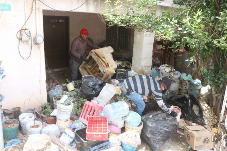 Apoya Municipio en limpieza de vivienda de acumulador en colonia San Rafael