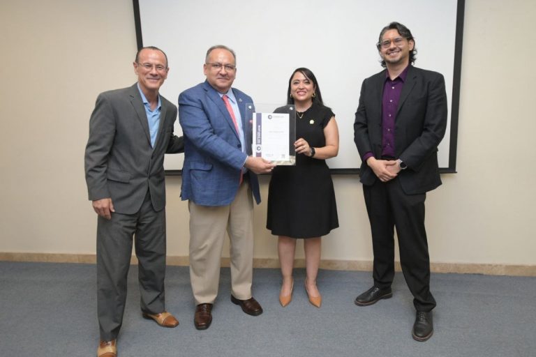 Recibe Facultad de Enfermería y Nutriología reconocimiento de certificación por parte de COMPECER
