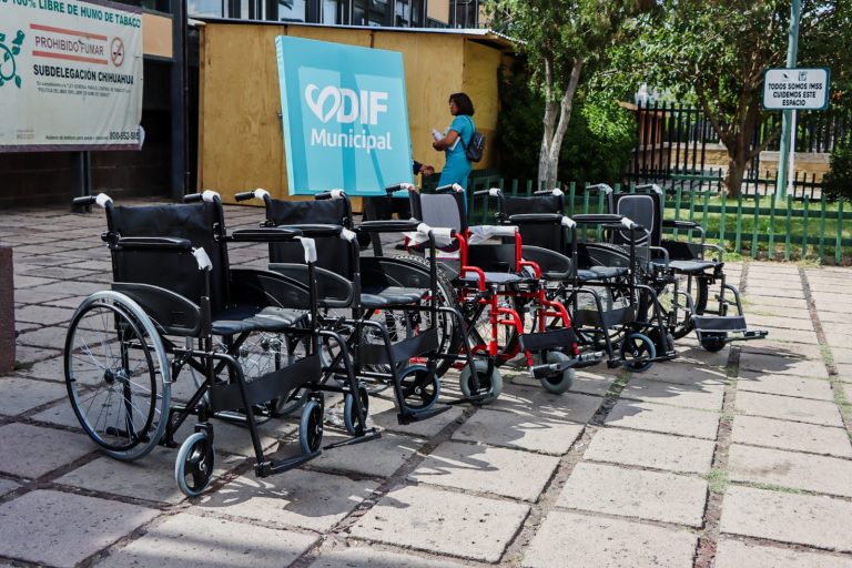 Entrega DIF Municipal sillas de ruedas a hospitales del IMSS