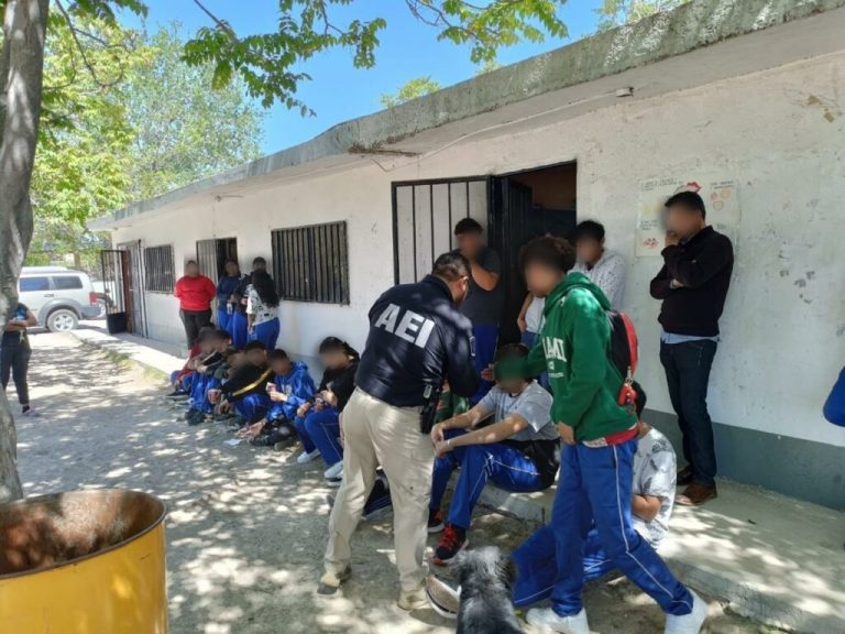 Pide GOECHI a padres de familia estar atentos a mochilas de estudiantes
