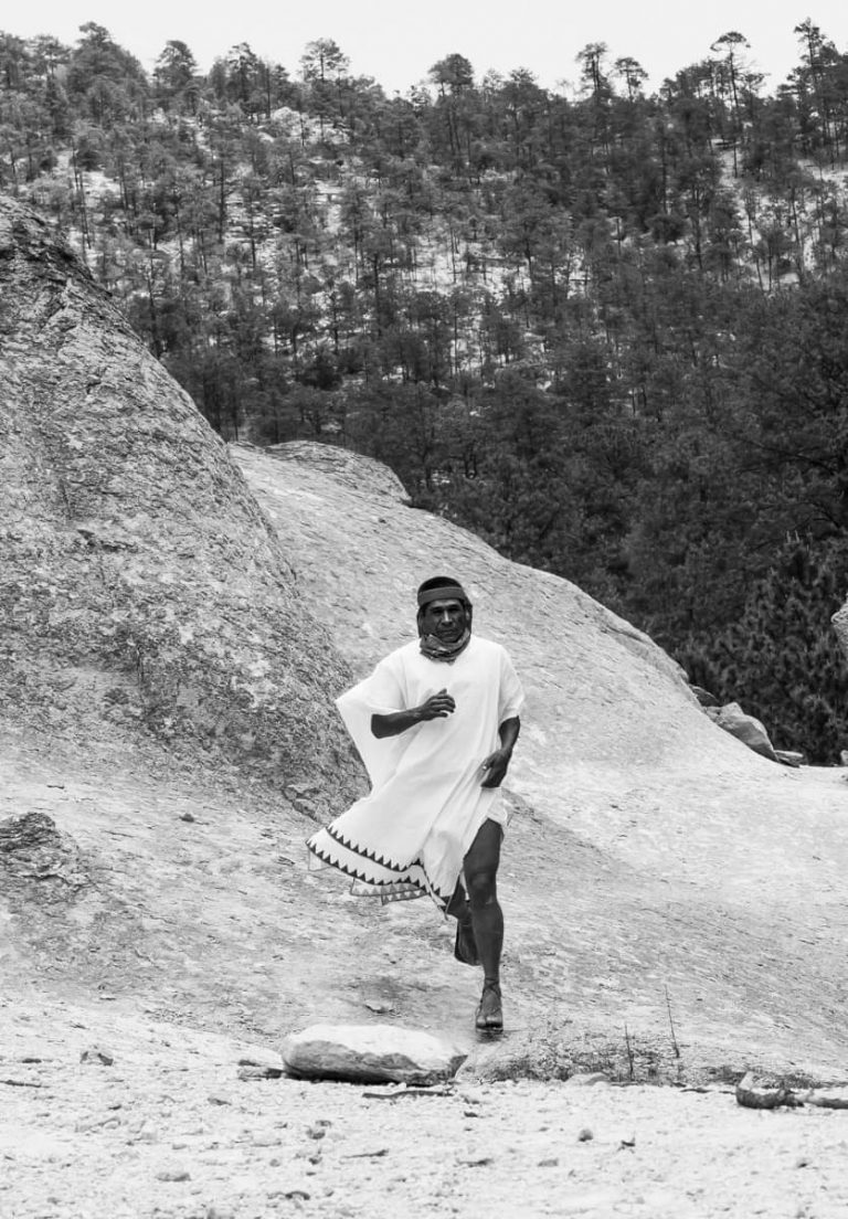 Comparte Mariana Yáñez impecable imagen y texto de corredor rarámuri