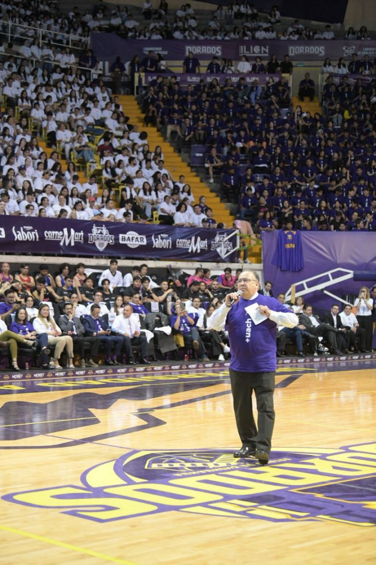 Rector Rivera Campos da la bienvenida a los alumnos de nuevo ingreso en la UACH