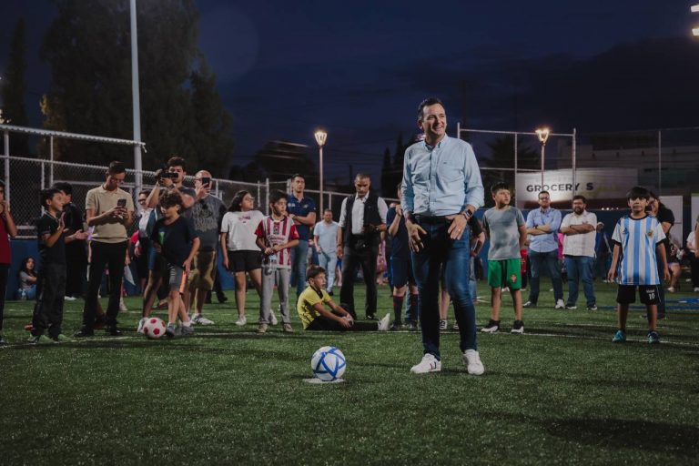 Juega alcalde Bonilla «cascarita» en cancha con pasto sintético de la Dale