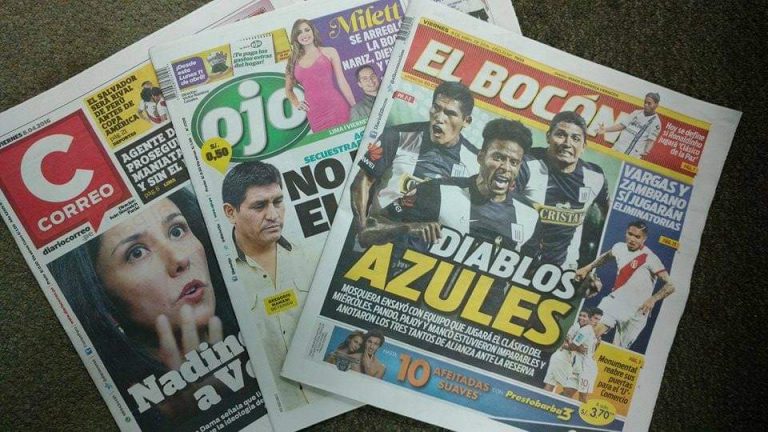 Los periódicos, el pescado y la mano alzada