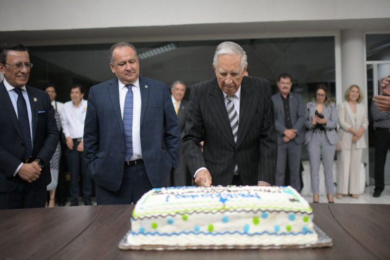 Después de 57 años de servicio docente, se despide de las aulas el Maestro Luis Alfonso Rivera Soto