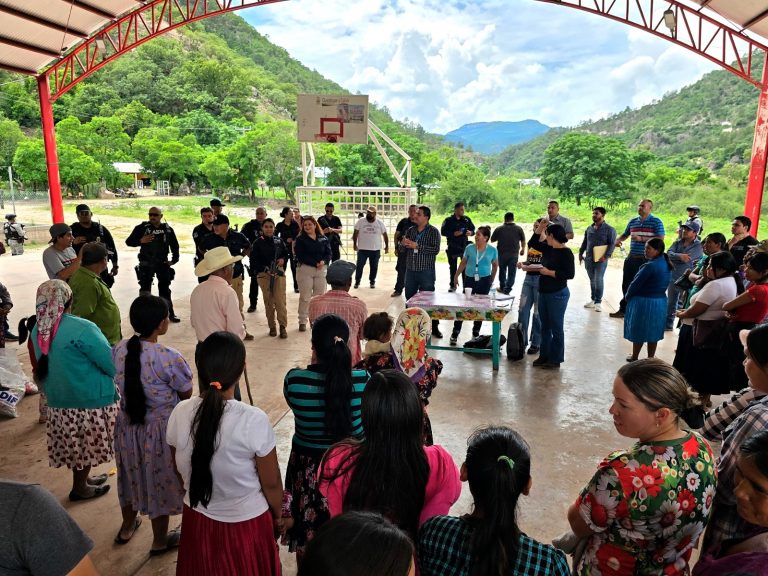 Presente CEDH en Guadalupe y Calvo, brinda acompañamiento a familias indígenas