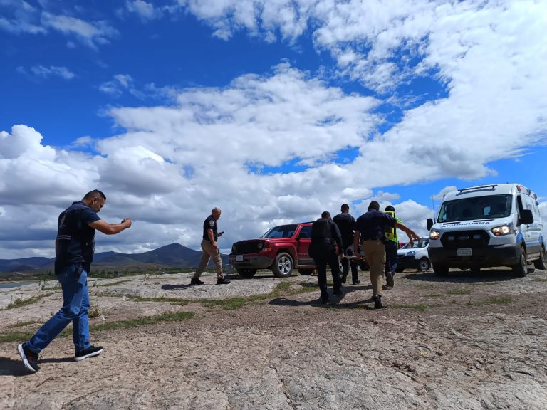 Rescatan a tripulantes de helicóptero tras accidente en Presa Chihuahua