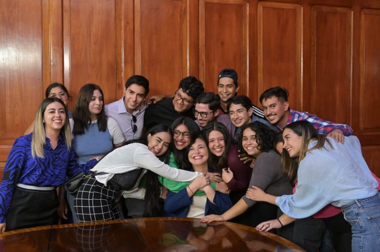 Atiende Maru Campos a los jovenes