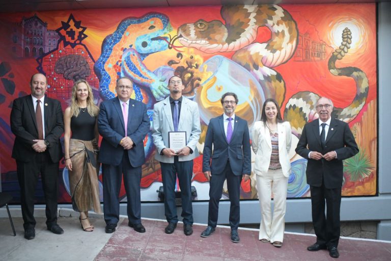 Develan en la UACH el Mural “El Brindis»