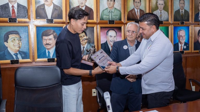 Atleta olímpico Erick Portillo recibe reconocimiento en su natal Cuauhtémoc