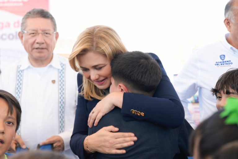 Entrega Maru Campos útiles escolares en Juárez