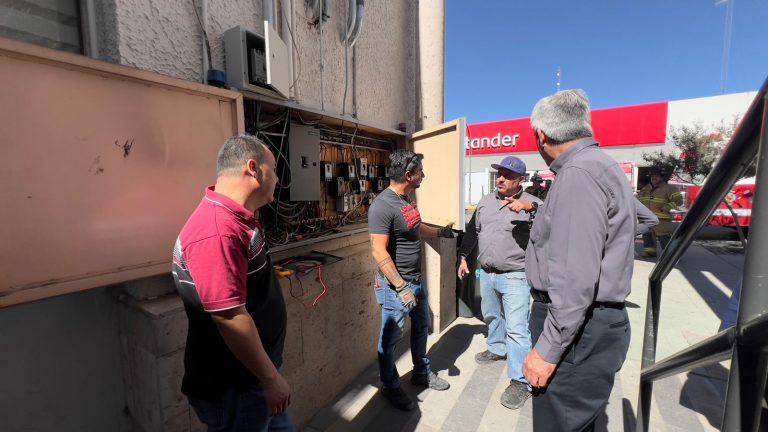 Atienden bomberos falla eléctrica en Presidencia Municipal de Cuauhtémoc